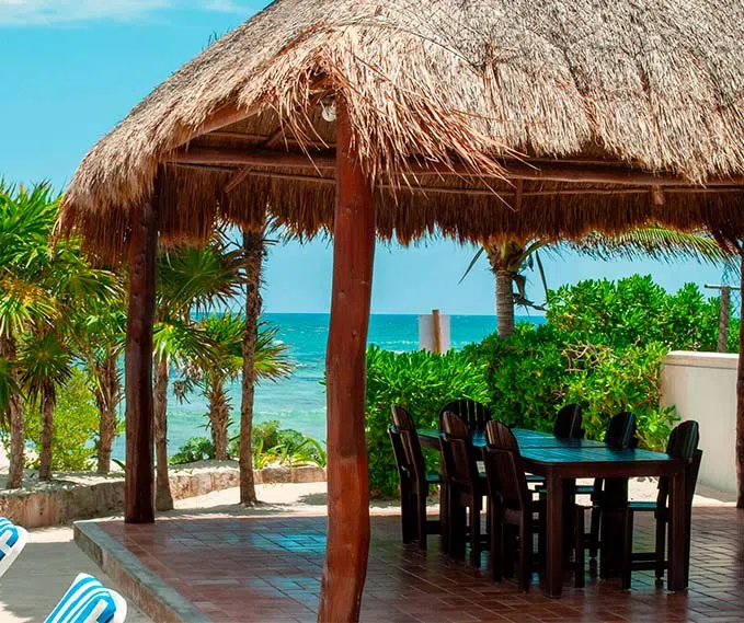 Playa de Akumal y palapa junto al mar